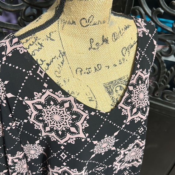 CHARLOTTE RUSSE Boho Long Slit Sleeves V-Neck Pink & Black Chiffon Flowy Dress. - Picture 4 of 11